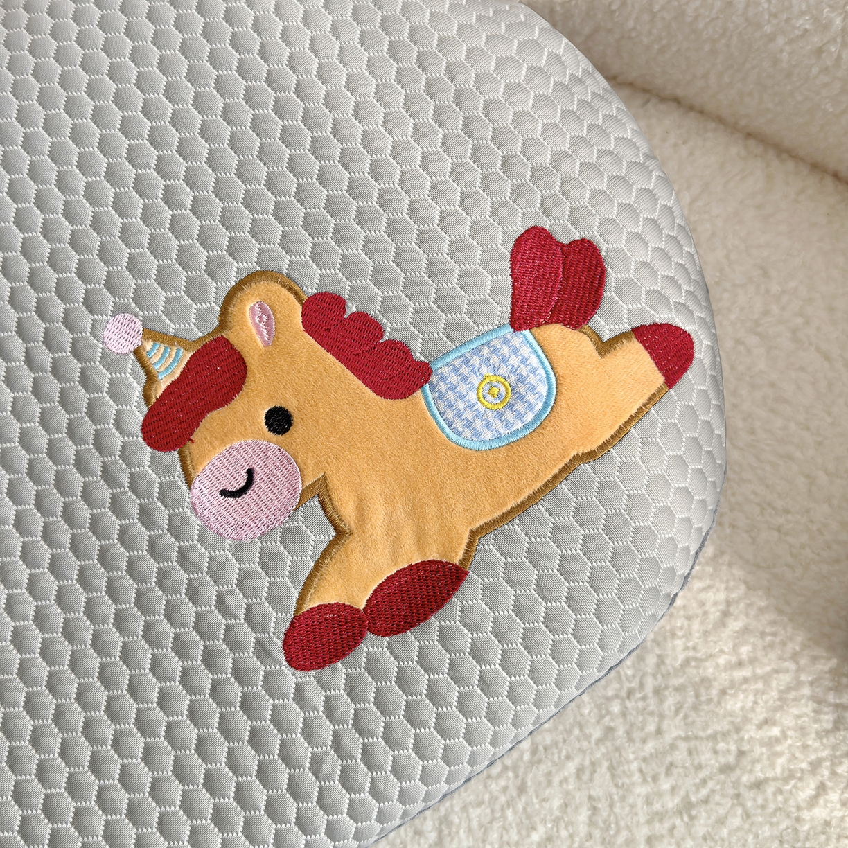 91家纺网 家纺一手货源 找家纺 诺可 2026新款凉感猫肚枕记忆枕枕头枕芯-马上有钱 马上有钱-灰色