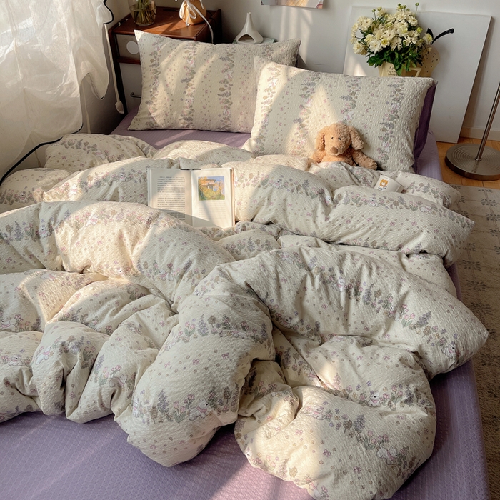 91家纺网 家纺一手货源 找家纺 贝扬思家纺 2026新款高品质A类泡芙纱普通款四件套-110g-(软软糯糯小红书推荐~) 花径小狗团