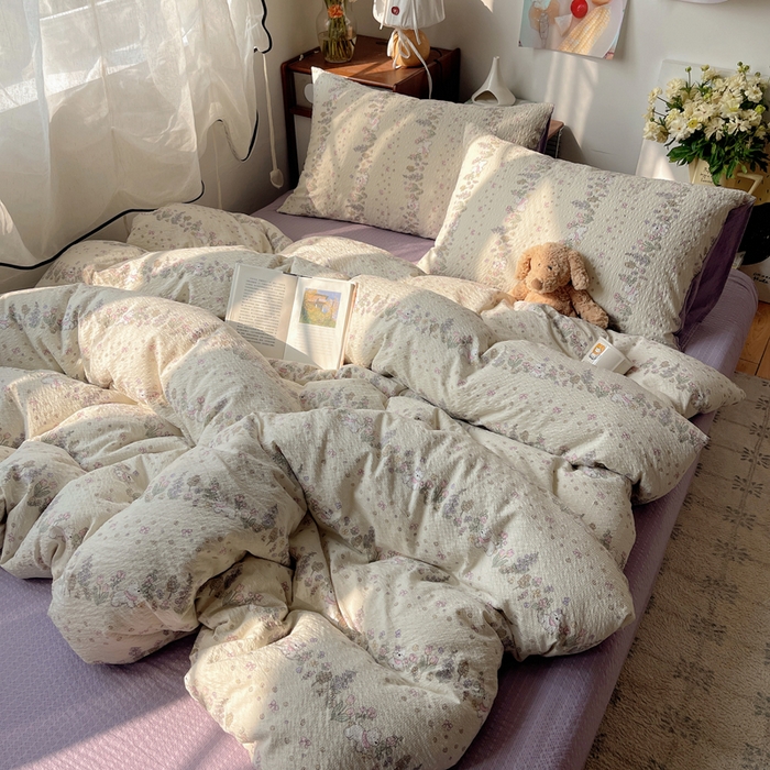 91家纺网 家纺一手货源 找家纺 贝扬思家纺 2026新款高品质A类泡芙纱普通款四件套-110g-(软软糯糯小红书推荐~) 花径小狗团