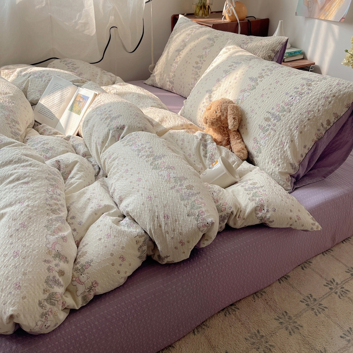 91家纺网 家纺一手货源 找家纺 贝扬思家纺 2026新款高品质A类泡芙纱普通款四件套-110g-(软软糯糯小红书推荐~) 花径小狗团