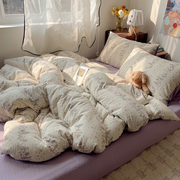 91家纺网 家纺一手货源 找家纺 贝扬思家纺 2026新款高品质A类泡芙纱普通款四件套-110g-(软软糯糯小红书推荐~) 花径小狗团