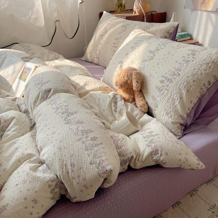 91家纺网 家纺一手货源 找家纺 贝扬思家纺 2026新款高品质A类泡芙纱普通款四件套-110g-(软软糯糯小红书推荐~) 花径小狗团