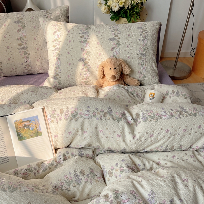 91家纺网 家纺一手货源 找家纺 贝扬思家纺 2026新款高品质A类泡芙纱普通款四件套-110g-(软软糯糯小红书推荐~) 花径小狗团