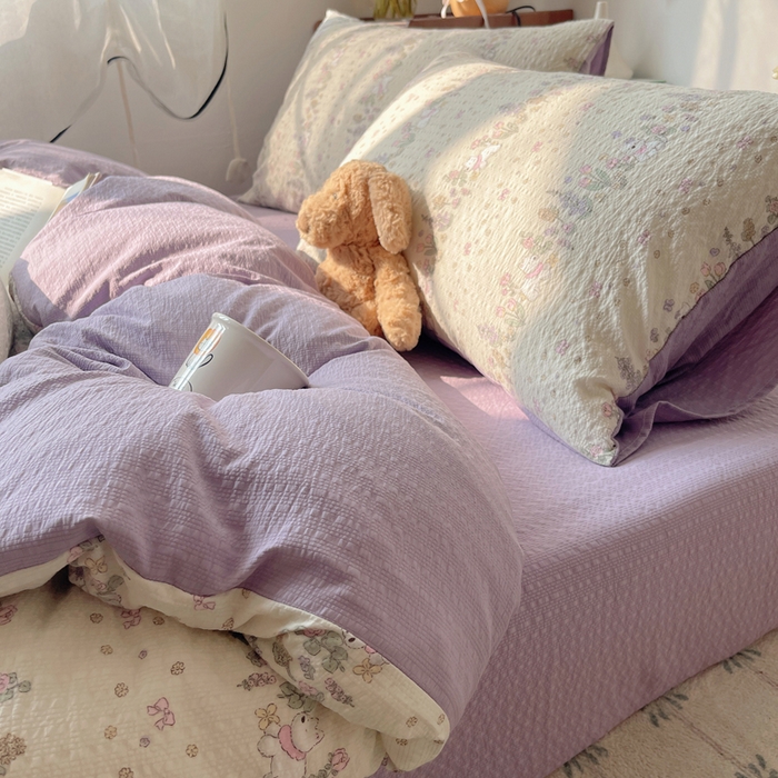 91家纺网 家纺一手货源 找家纺 贝扬思家纺 2026新款高品质A类泡芙纱普通款四件套-110g-(软软糯糯小红书推荐~) 花径小狗团