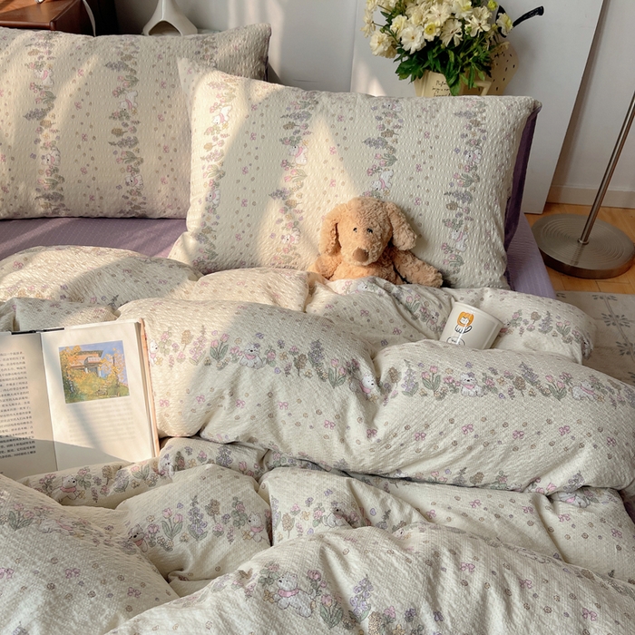 91家纺网 家纺一手货源 找家纺 贝扬思家纺 2026新款高品质A类泡芙纱普通款四件套-110g-(软软糯糯小红书推荐~) 花径小狗团