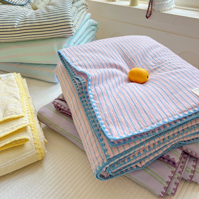 91家纺网 家纺一手货源 找家纺 鑫利来家纺 2026新款日系多巴胺皱皱纱贝壳绣夏被夏凉被空调被 组合图仅供展示-不可下单