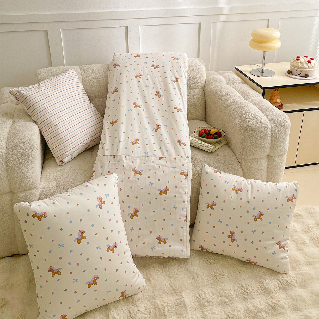 91家纺网 家纺一手货源 找家纺 多米家居 2026新款口袋印花抱枕被单品 彩虹小马