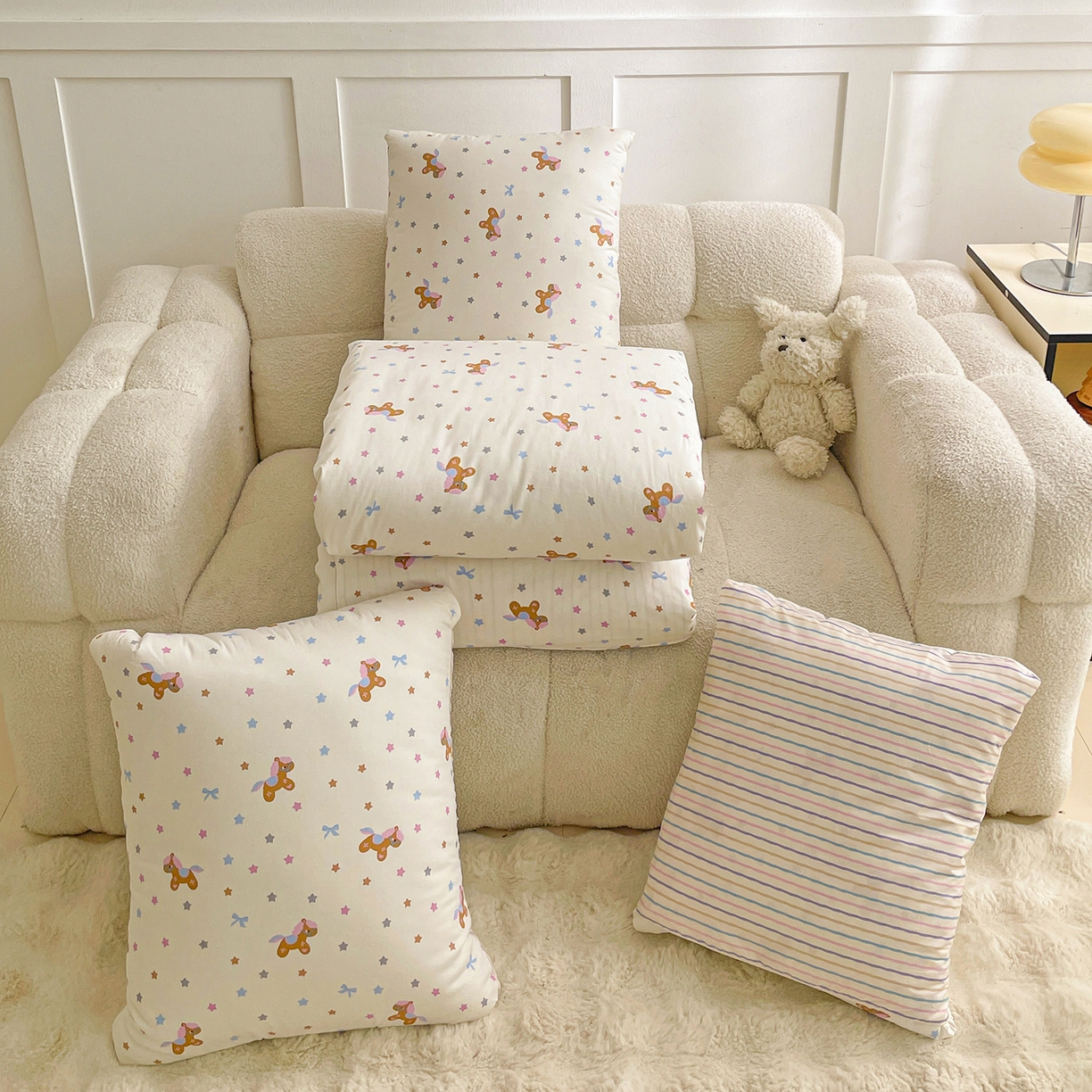 91家纺网 家纺一手货源 找家纺 多米家居 2026新款口袋印花抱枕被单品 彩虹小马