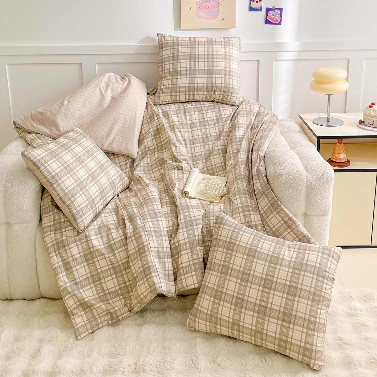 91家纺网 家纺一手货源 找家纺 多米家居 2026新款口袋印花抱枕被单品 格韵-咖