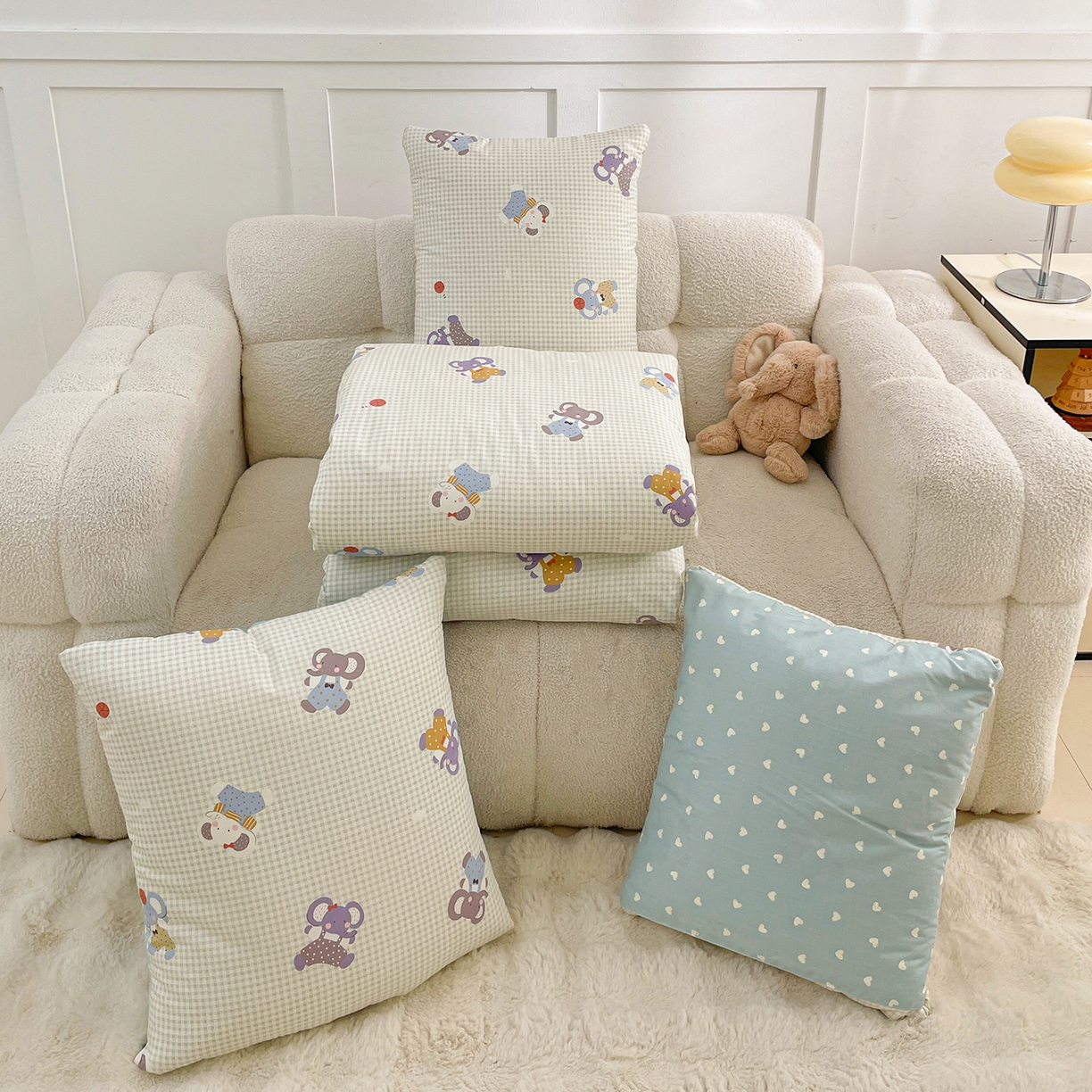 91家纺网 家纺一手货源 找家纺 多米家居 2026新款口袋印花抱枕被单品 格子小象