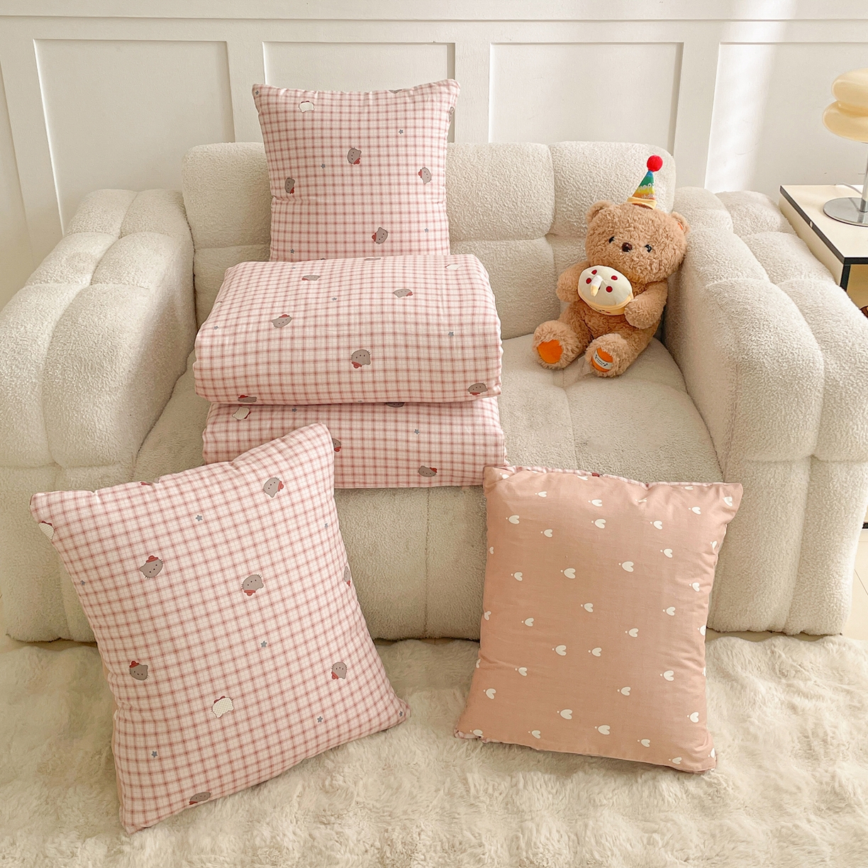 91家纺网 家纺一手货源 找家纺 多米家居 2026新款口袋印花抱枕被单品 黑皮猫