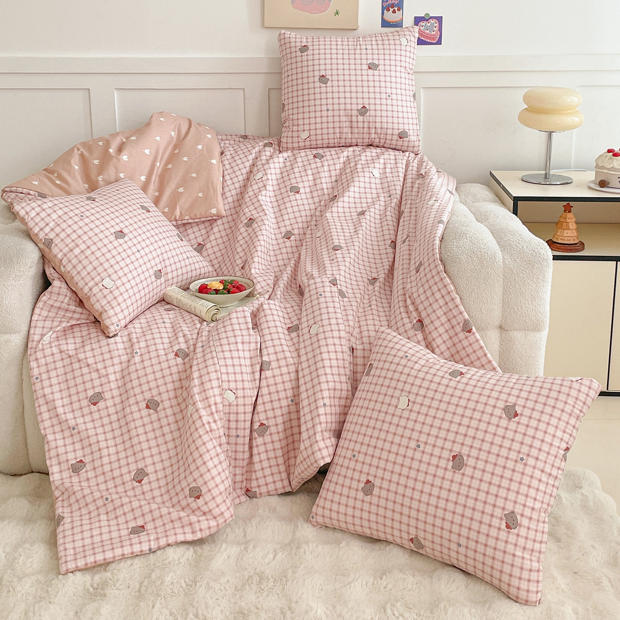 91家纺网 家纺一手货源 找家纺 多米家居 2026新款口袋印花抱枕被单品 黑皮猫