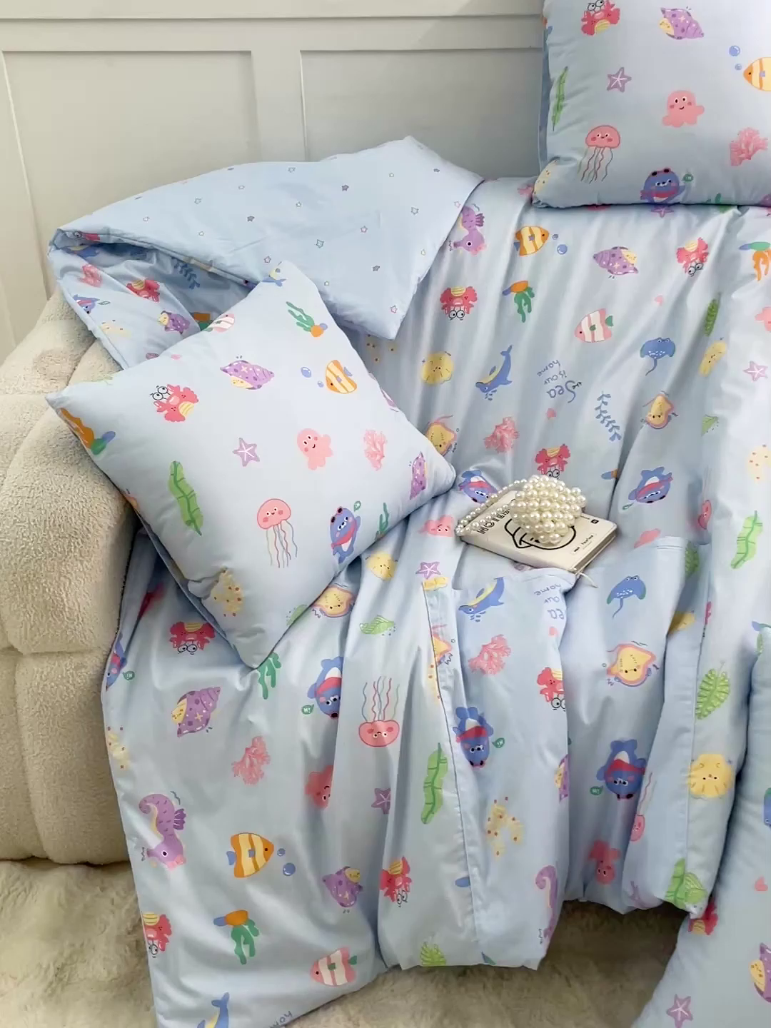 91家纺网 家纺一手货源 找家纺 多米家居 2026新款口袋印花抱枕被单品 黑皮猫