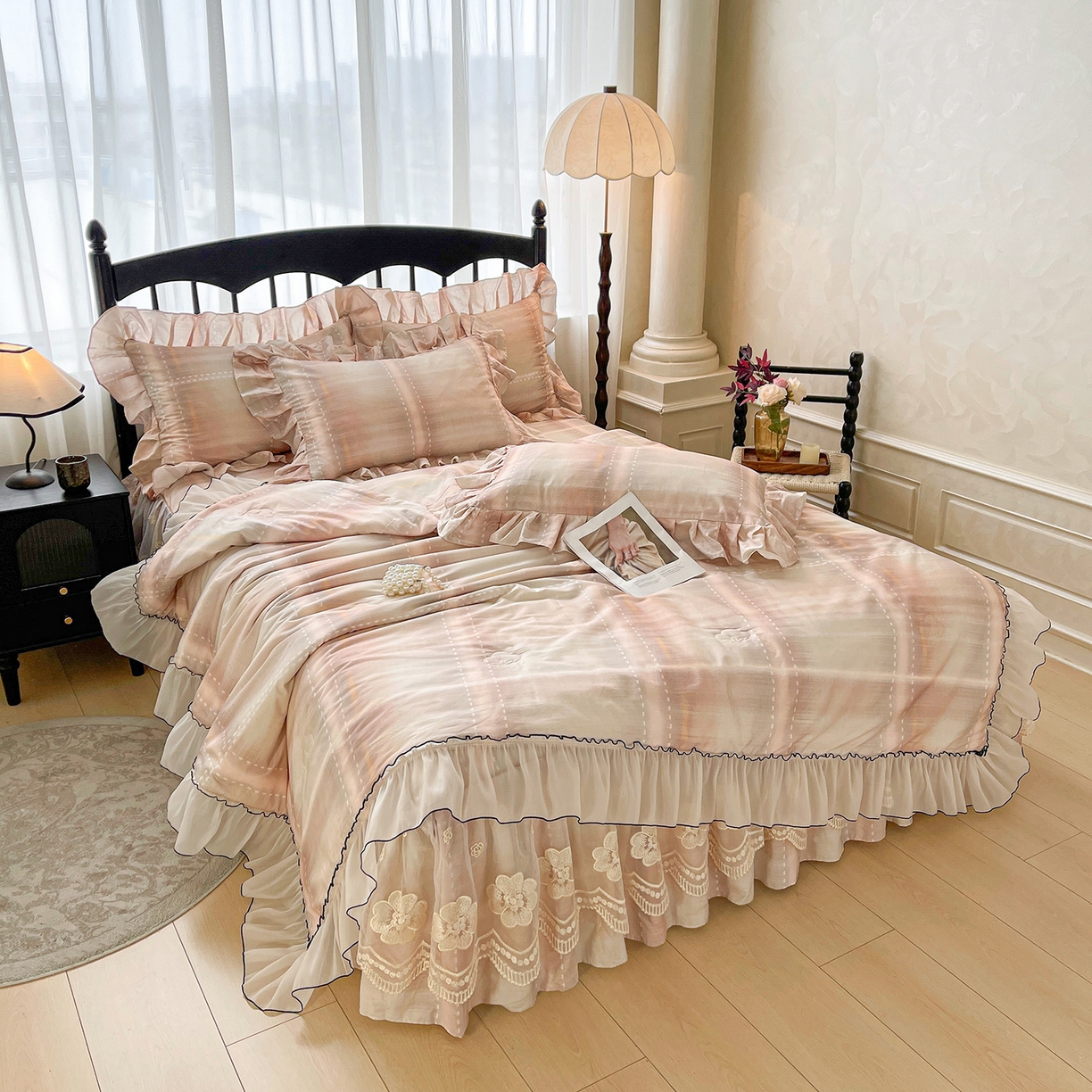 91家纺网 家纺一手货源 找家纺 宜凡家纺 2026新款全棉数码印花夏被床裙四件套格子系列 光之羽 粉