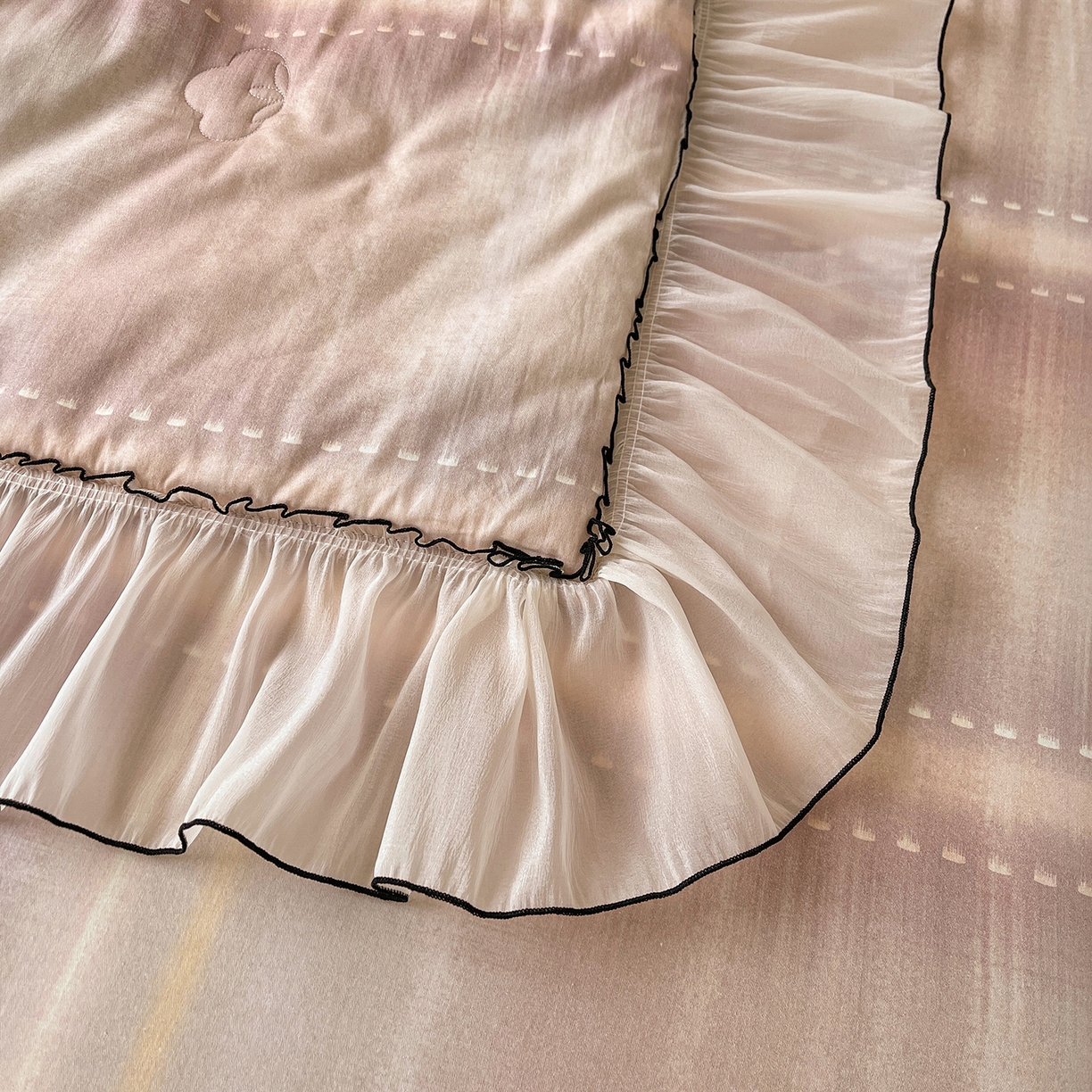 91家纺网 家纺一手货源 找家纺 宜凡家纺 2026新款全棉数码印花夏被床裙四件套格子系列 光之羽 紫