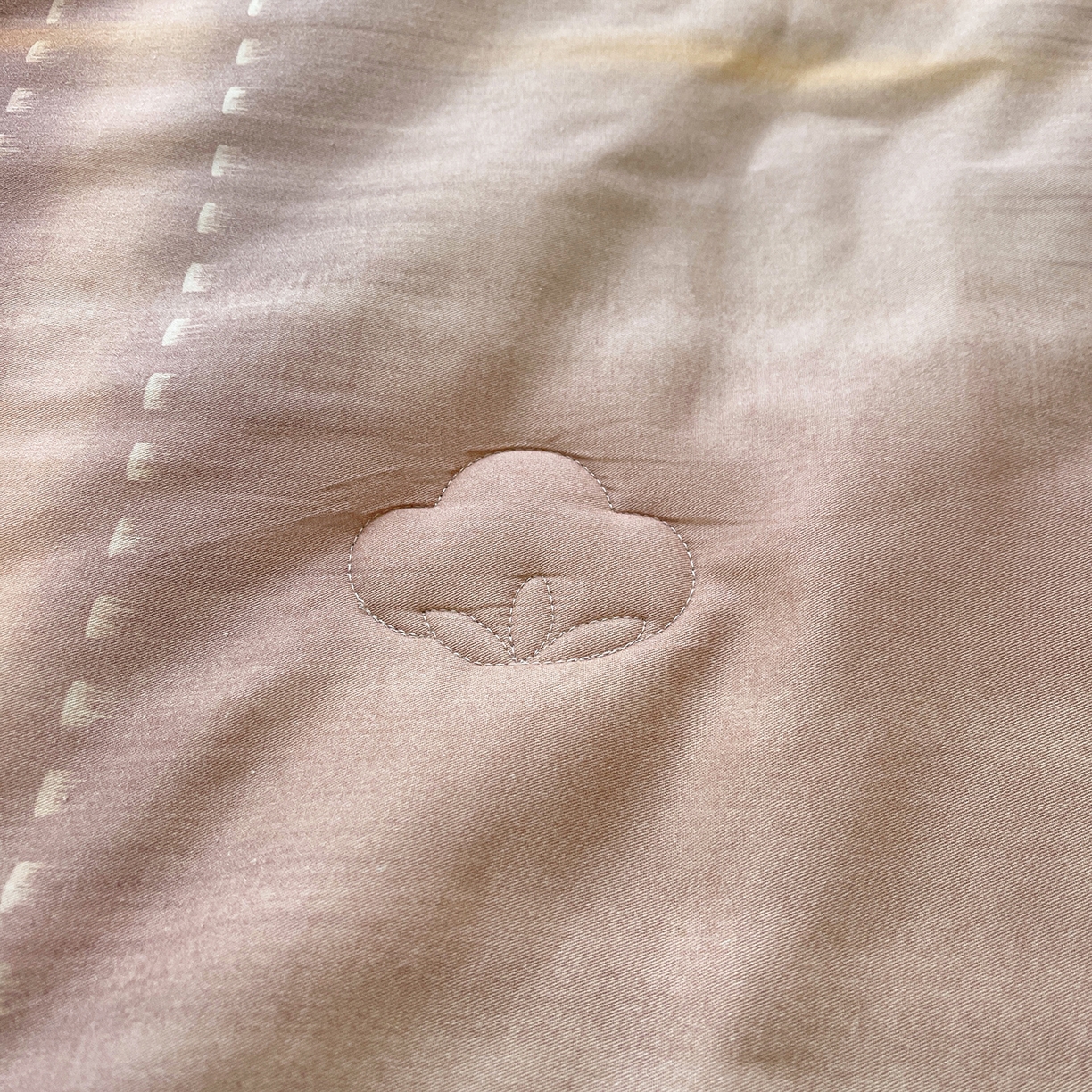 91家纺网 家纺一手货源 找家纺 宜凡家纺 2026新款全棉数码印花夏被床裙四件套格子系列 光之羽 紫