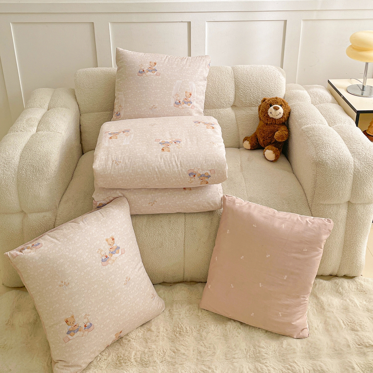 91家纺网 家纺一手货源 找家纺 多米家居 2026新款口袋印花抱枕被单品 静谧午后