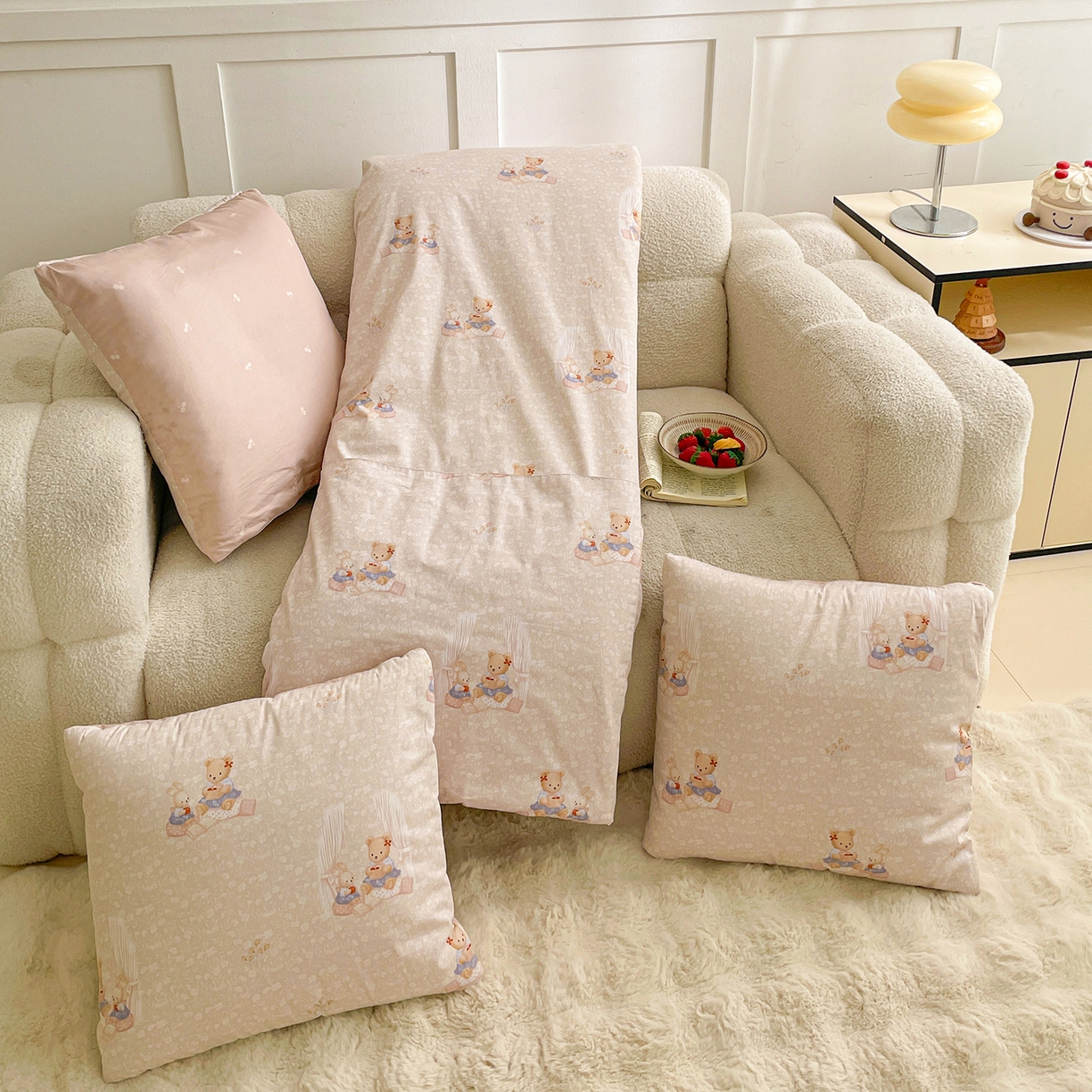 91家纺网 家纺一手货源 找家纺 多米家居 2026新款口袋印花抱枕被单品 静谧午后