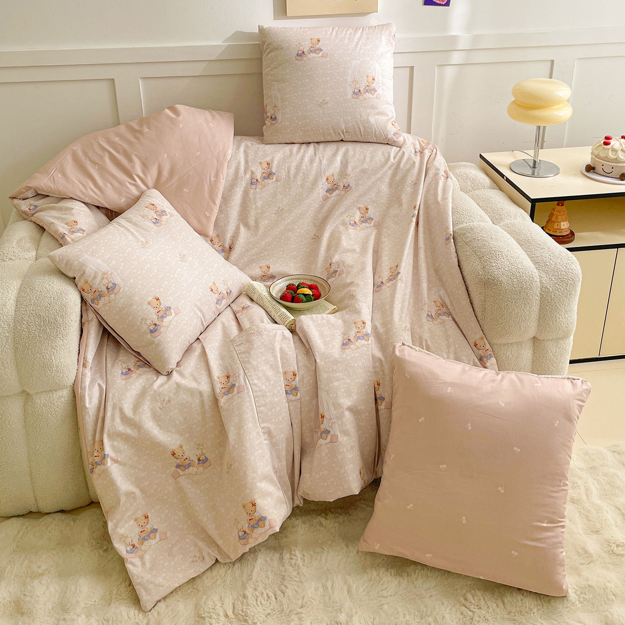 91家纺网 家纺一手货源 找家纺 多米家居 2026新款口袋印花抱枕被单品 静谧午后