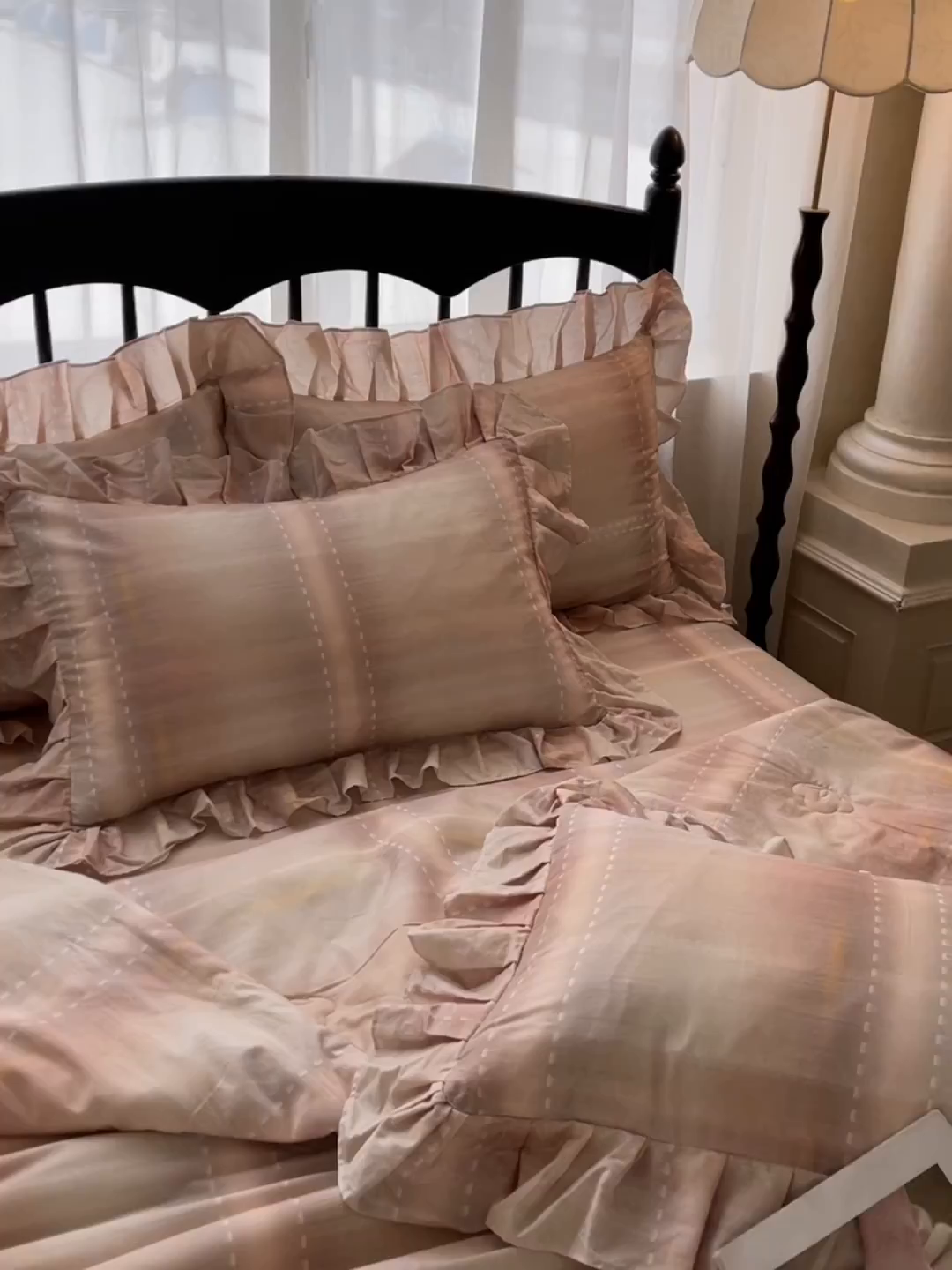 91家纺网 家纺一手货源 找家纺 宜凡家纺 2026新款全棉数码印花夏被床裙四件套格子系列 光之羽 粉