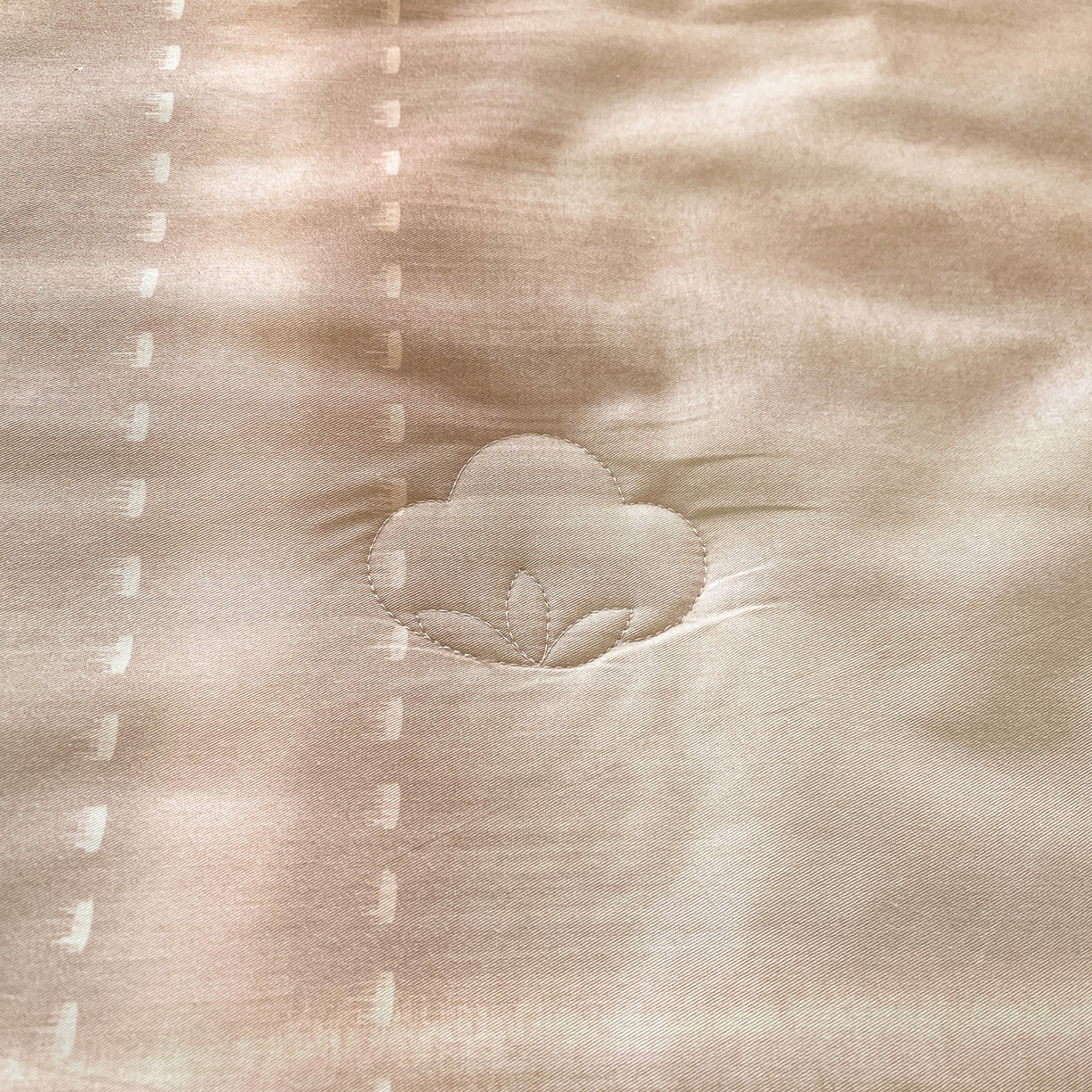 91家纺网 家纺一手货源 找家纺 宜凡家纺 2026新款全棉数码印花夏被床裙四件套格子系列 光之羽 粉