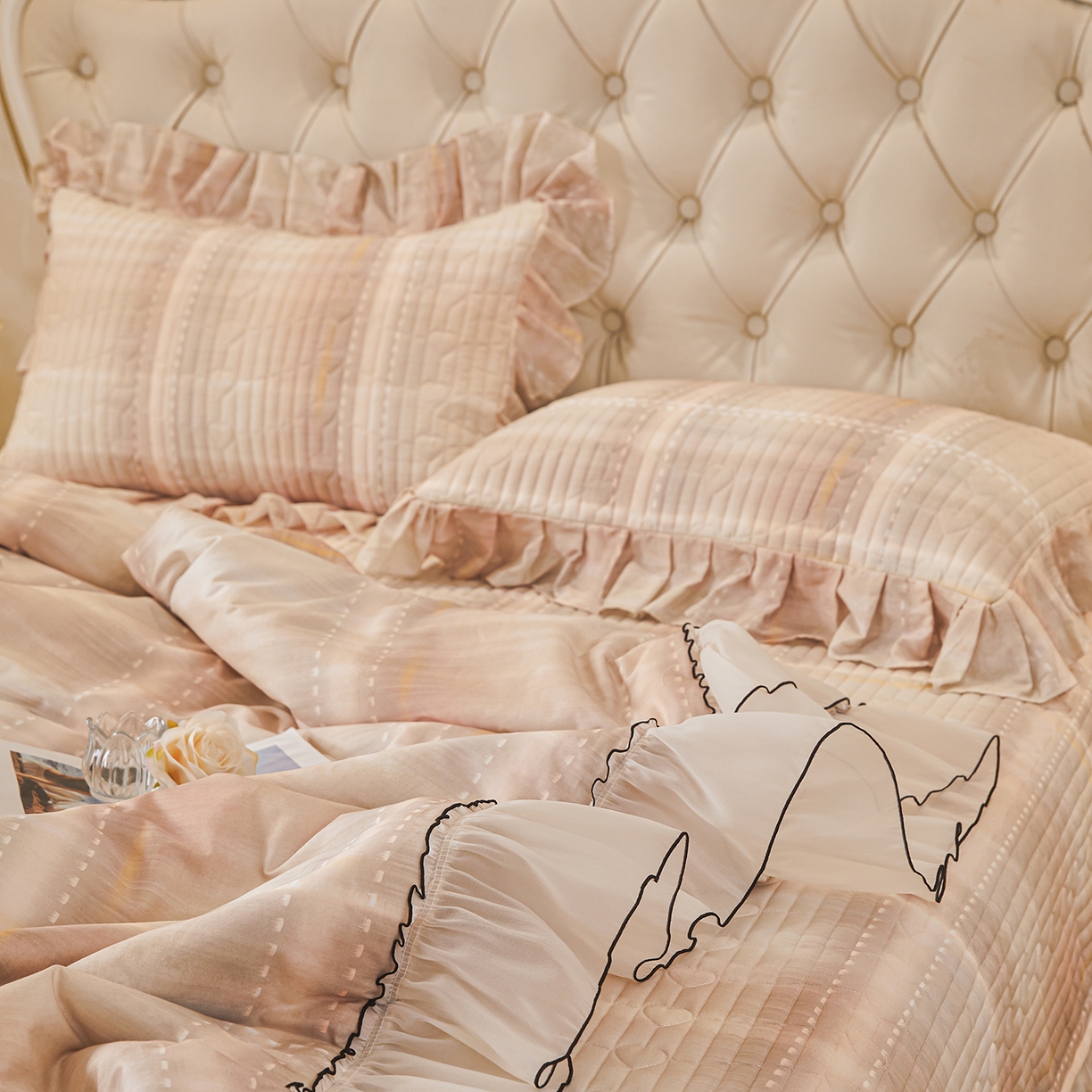 91家纺网 家纺一手货源 找家纺 宜凡家纺 2026新款全棉数码印花夏被床盖四件套格子系列 光之羽 粉