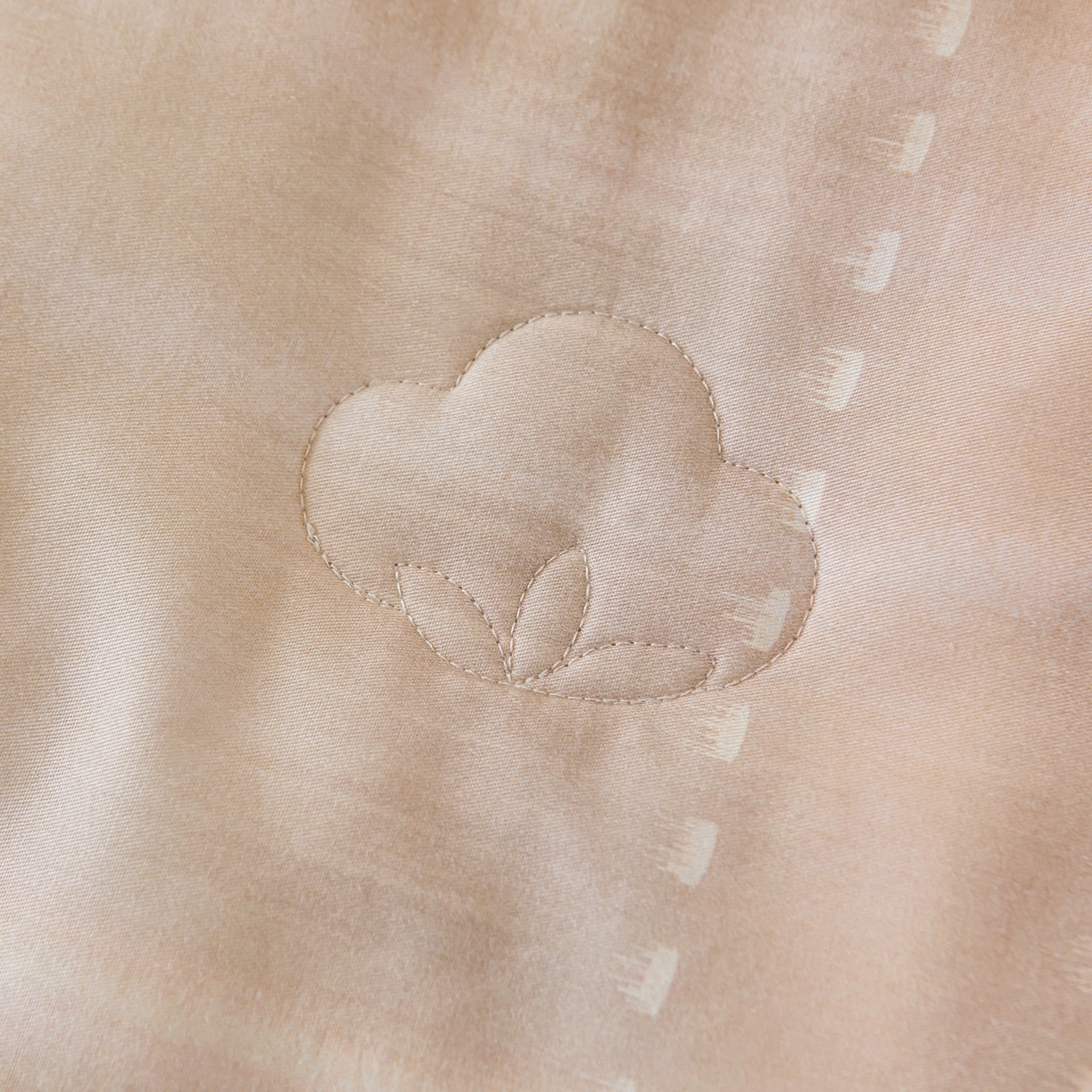 91家纺网 家纺一手货源 找家纺 宜凡家纺 2026新款全棉数码印花夏被床盖四件套格子系列 光之羽 粉