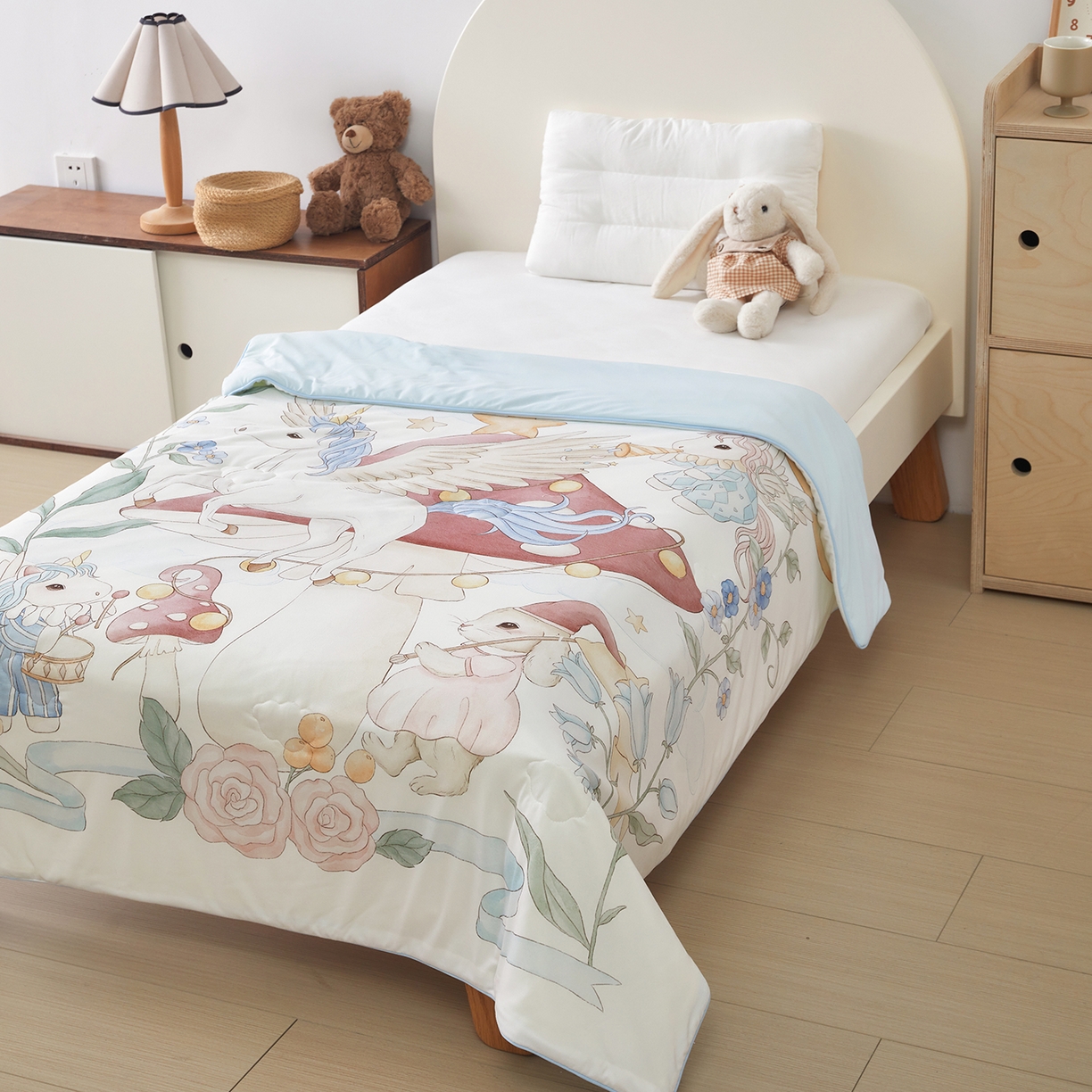 91家纺网 家纺一手货源 找家纺 荷马之梦 2026新款凉凉梦境-原创手绘母婴风针织凉感山茶蚕丝儿童双感夏被夏凉被空调被 蘑菇乐园