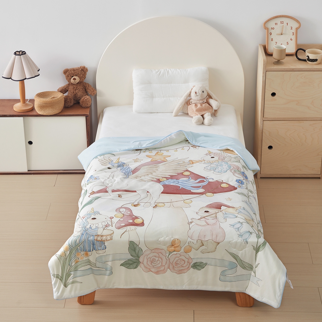 91家纺网 家纺一手货源 找家纺 荷马之梦 2026新款凉凉梦境-原创手绘母婴风针织凉感山茶蚕丝儿童双感夏被夏凉被空调被 蘑菇乐园