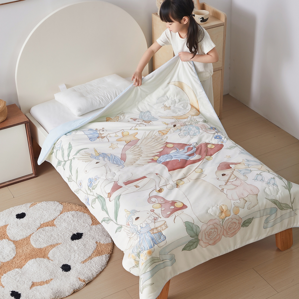 91家纺网 家纺一手货源 找家纺 荷马之梦 2026新款凉凉梦境-原创手绘母婴风针织凉感山茶蚕丝儿童双感夏被夏凉被空调被 蘑菇乐园