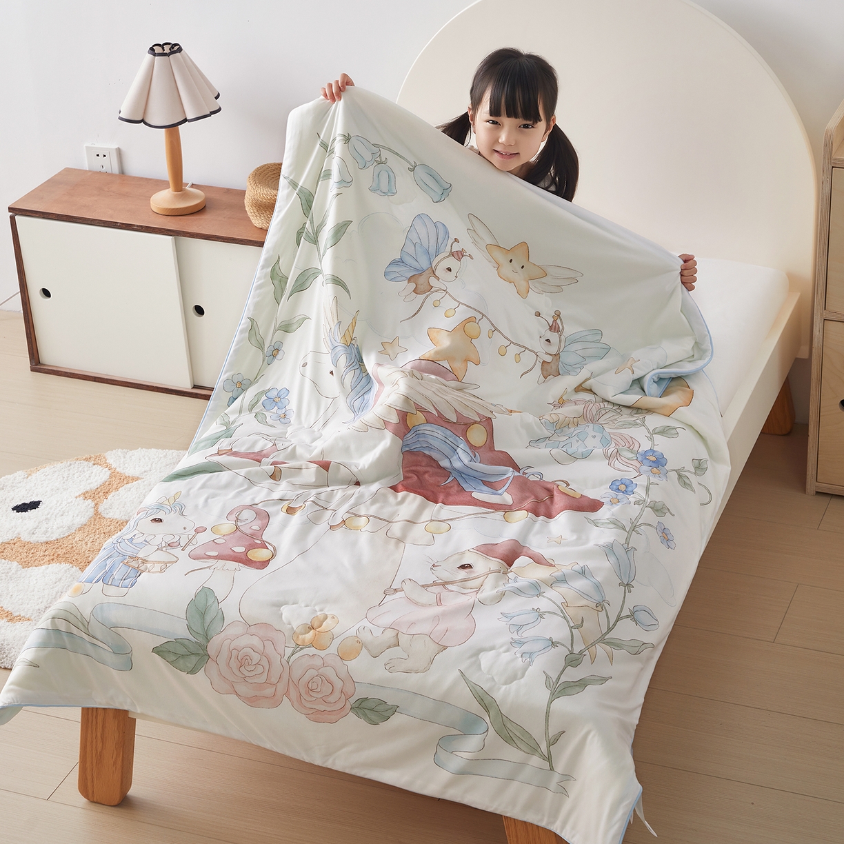 91家纺网 家纺一手货源 找家纺 荷马之梦 2026新款凉凉梦境-原创手绘母婴风针织凉感山茶蚕丝儿童双感夏被夏凉被空调被 蘑菇乐园