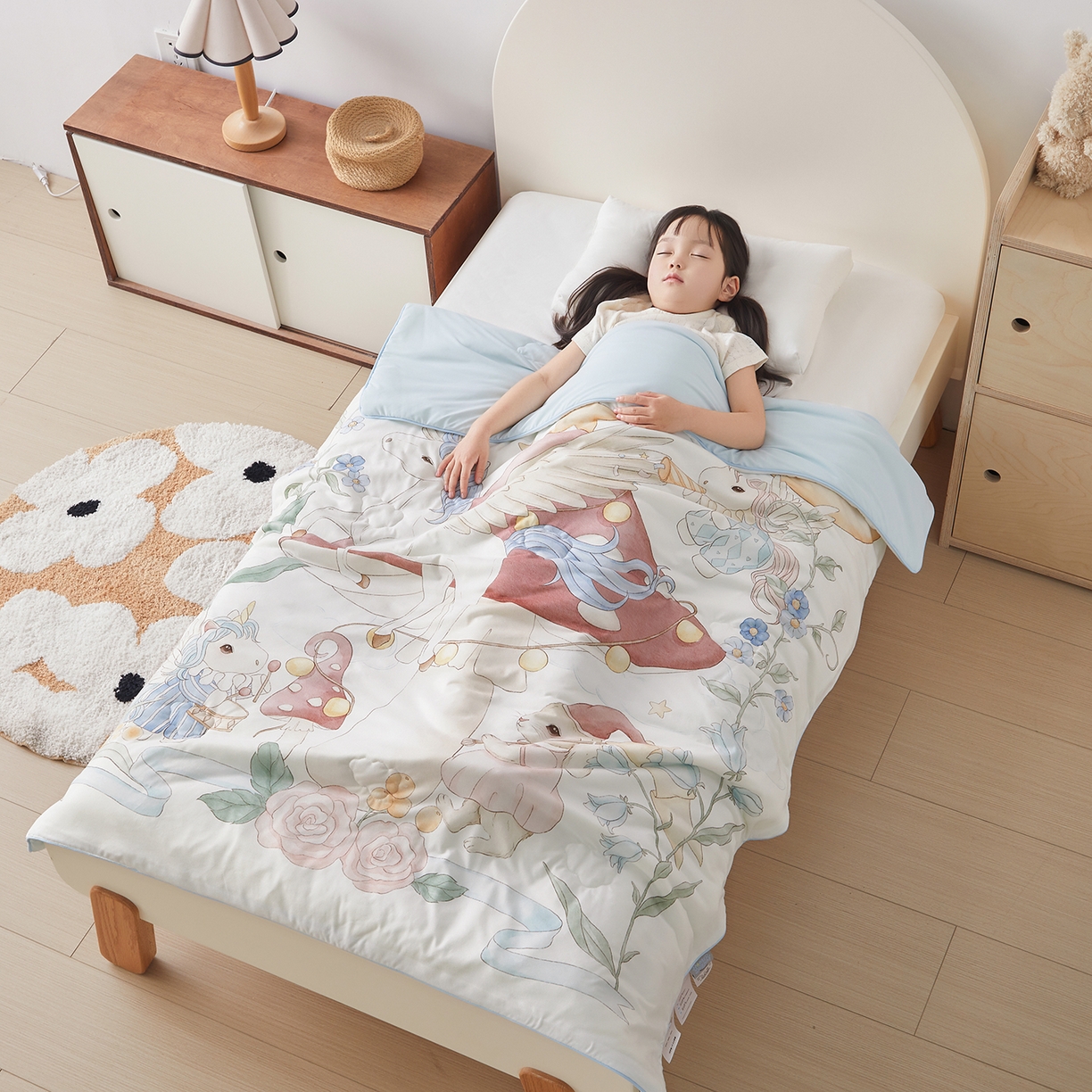 91家纺网 家纺一手货源 找家纺 荷马之梦 2026新款凉凉梦境-原创手绘母婴风针织凉感山茶蚕丝儿童双感夏被夏凉被空调被 蘑菇乐园