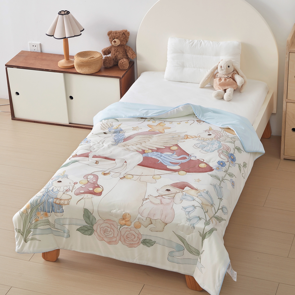 91家纺网 家纺一手货源 找家纺 荷马之梦 2026新款凉凉梦境-原创手绘母婴风针织凉感山茶蚕丝儿童双感夏被夏凉被空调被 蘑菇乐园