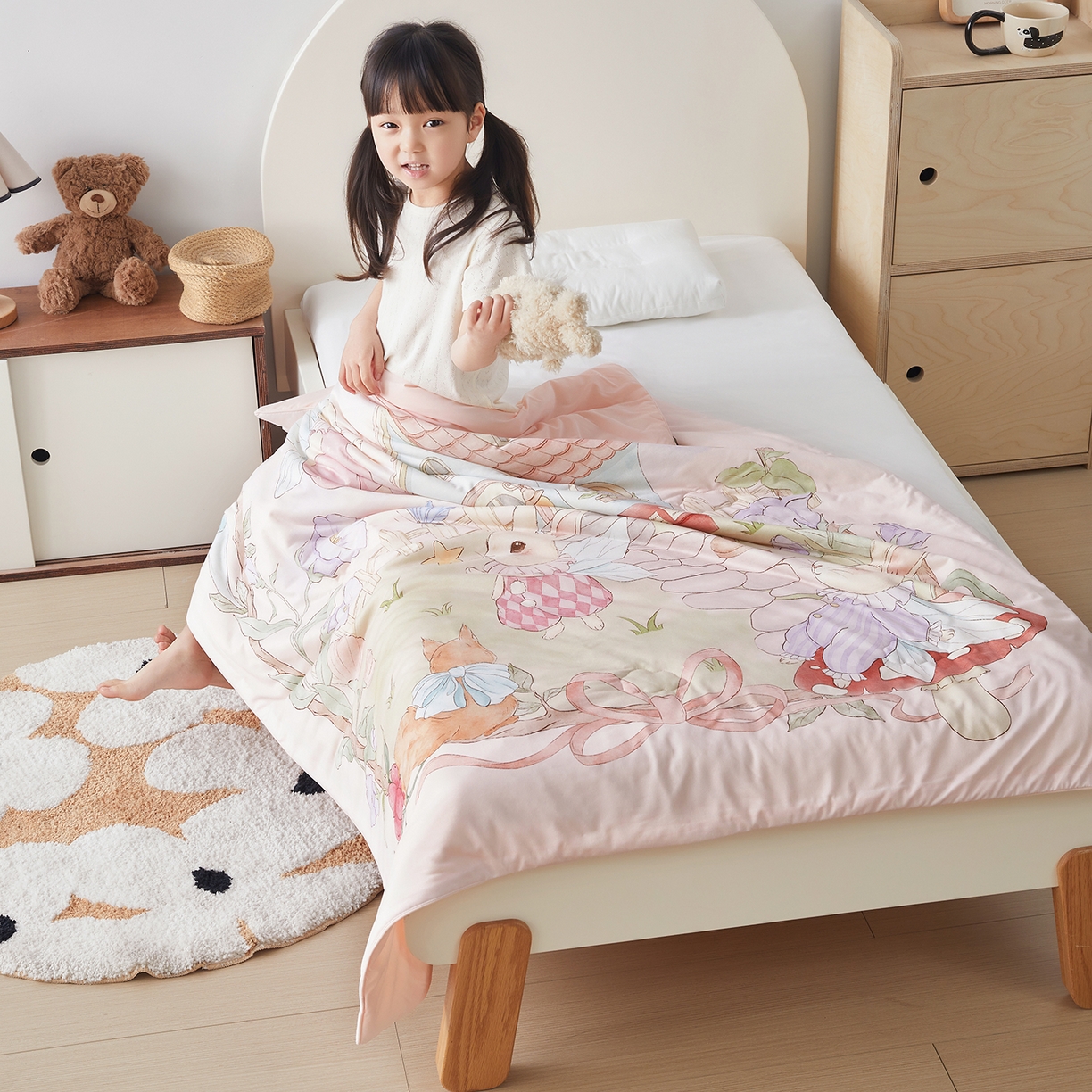 91家纺网 家纺一手货源 找家纺 荷马之梦 2026新款凉凉梦境-原创手绘母婴风针织凉感山茶蚕丝儿童双感夏被夏凉被空调被 精灵兔之屋