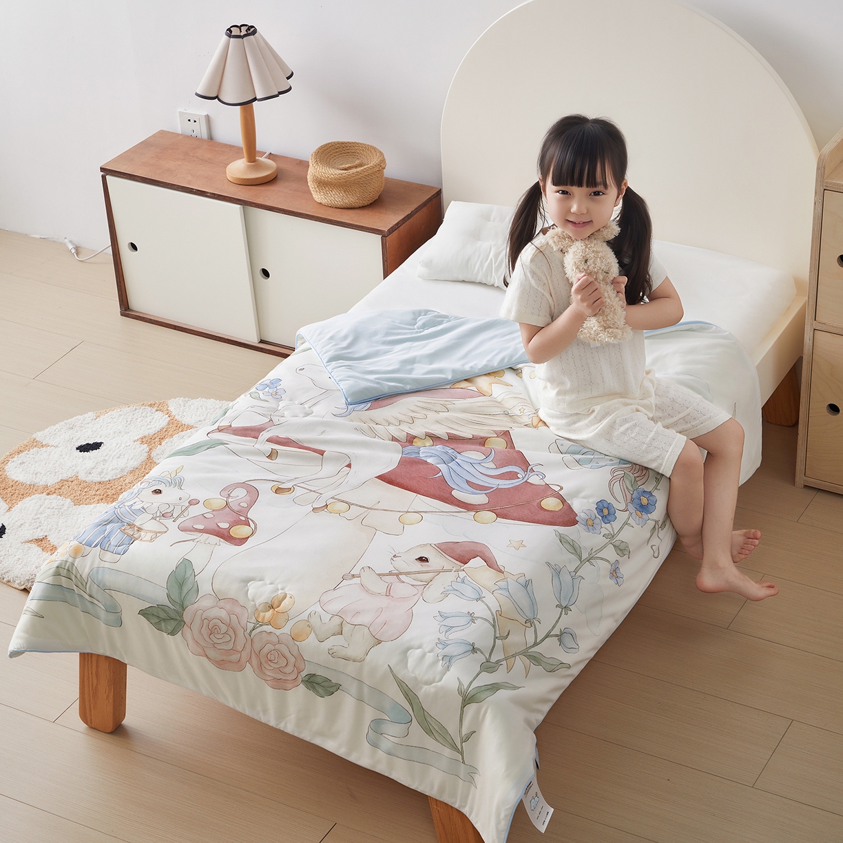 91家纺网 家纺一手货源 找家纺 荷马之梦 2026新款凉凉梦境-原创手绘母婴风针织凉感山茶蚕丝儿童双感夏被夏凉被空调被 蘑菇乐园