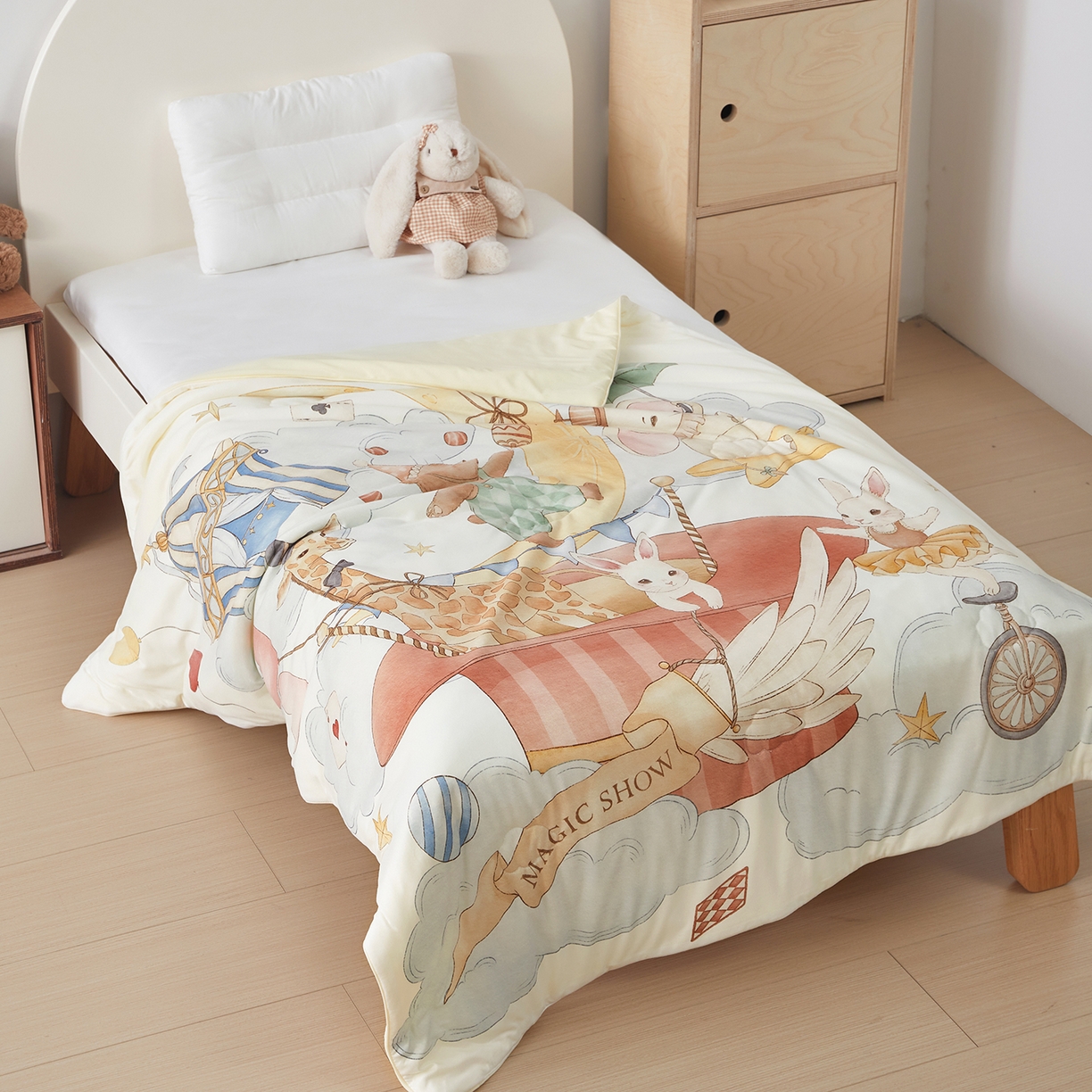 91家纺网 家纺一手货源 找家纺 荷马之梦 2026新款凉凉梦境-原创手绘母婴风针织凉感山茶蚕丝儿童双感夏被夏凉被空调被 云上演出