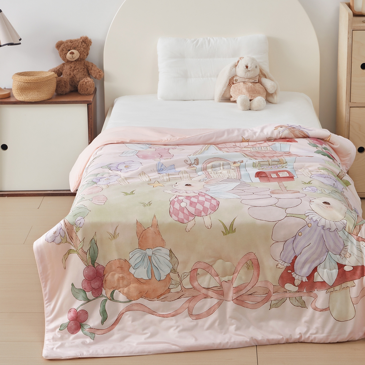 91家纺网 家纺一手货源 找家纺 荷马之梦 2026新款凉凉梦境-原创手绘母婴风针织凉感山茶蚕丝儿童双感夏被夏凉被空调被 精灵兔之屋