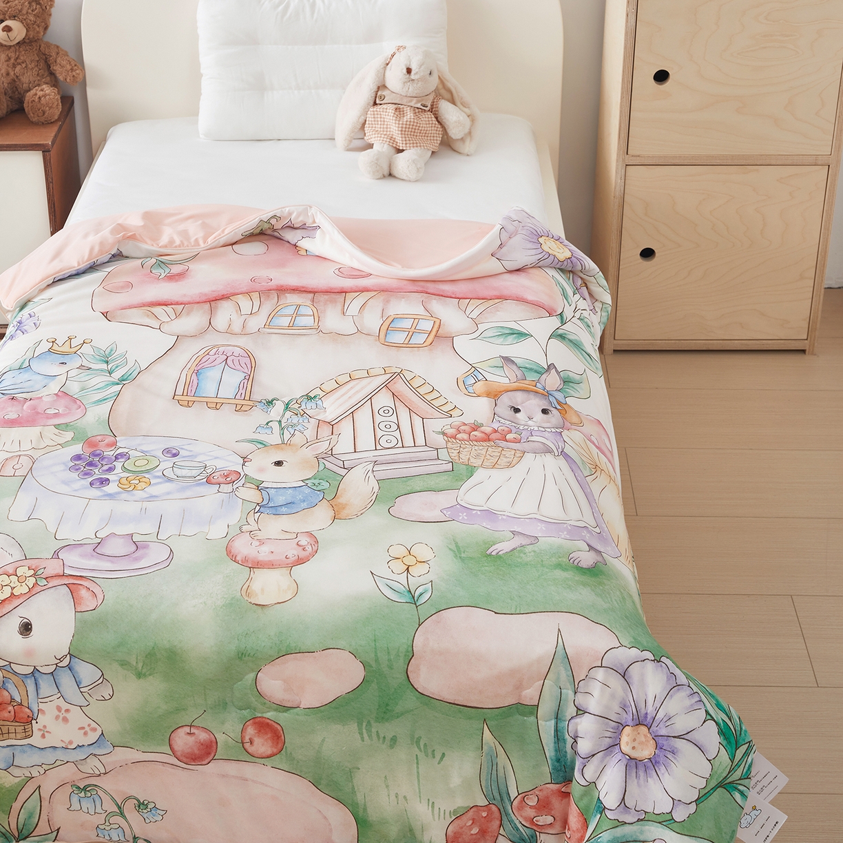 91家纺网 家纺一手货源 找家纺 荷马之梦 2026新款凉凉梦境-原创手绘母婴风针织凉感山茶蚕丝儿童双感夏被夏凉被空调被 蘑菇下午茶