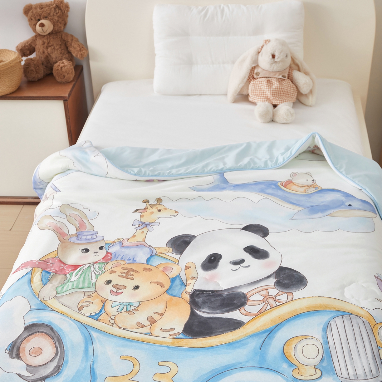 91家纺网 家纺一手货源 找家纺 荷马之梦 2026新款凉凉梦境-原创手绘母婴风针织凉感山茶蚕丝儿童双感夏被夏凉被空调被 跑跑小熊猫