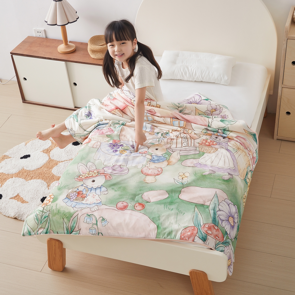 91家纺网 家纺一手货源 找家纺 荷马之梦 2026新款凉凉梦境-原创手绘母婴风针织凉感山茶蚕丝儿童双感夏被夏凉被空调被 蘑菇下午茶