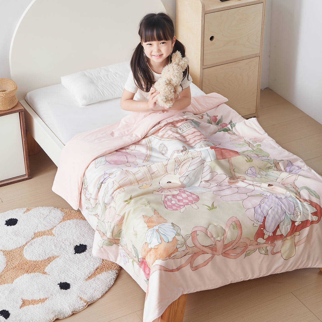 91家纺网 家纺一手货源 找家纺 荷马之梦 2026新款凉凉梦境-原创手绘母婴风针织凉感山茶蚕丝儿童双感夏被夏凉被空调被 精灵兔之屋