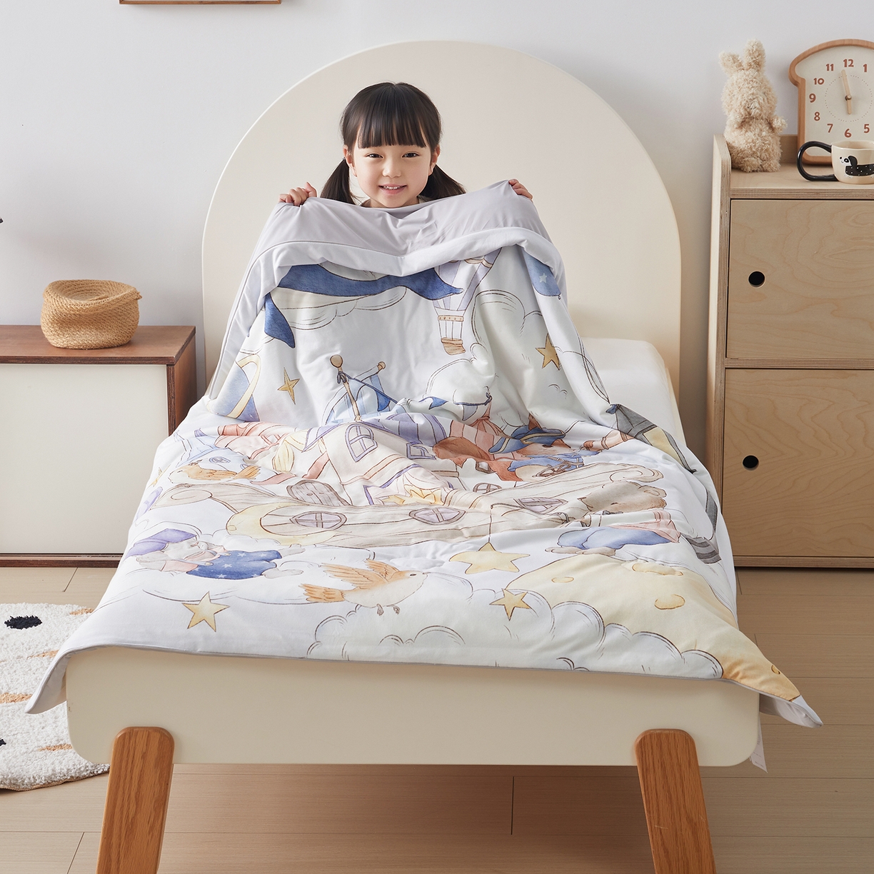 91家纺网 家纺一手货源 找家纺 荷马之梦 2026新款凉凉梦境-原创手绘母婴风针织凉感山茶蚕丝儿童双感夏被夏凉被空调被 云端国度