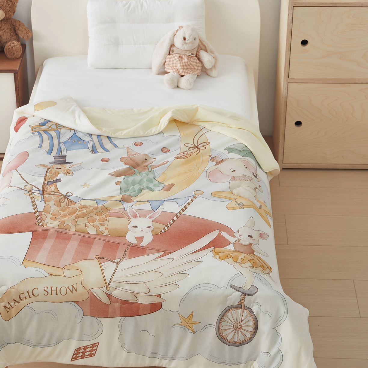 91家纺网 家纺一手货源 找家纺 荷马之梦 2026新款凉凉梦境-原创手绘母婴风针织凉感山茶蚕丝儿童双感夏被夏凉被空调被 云上演出