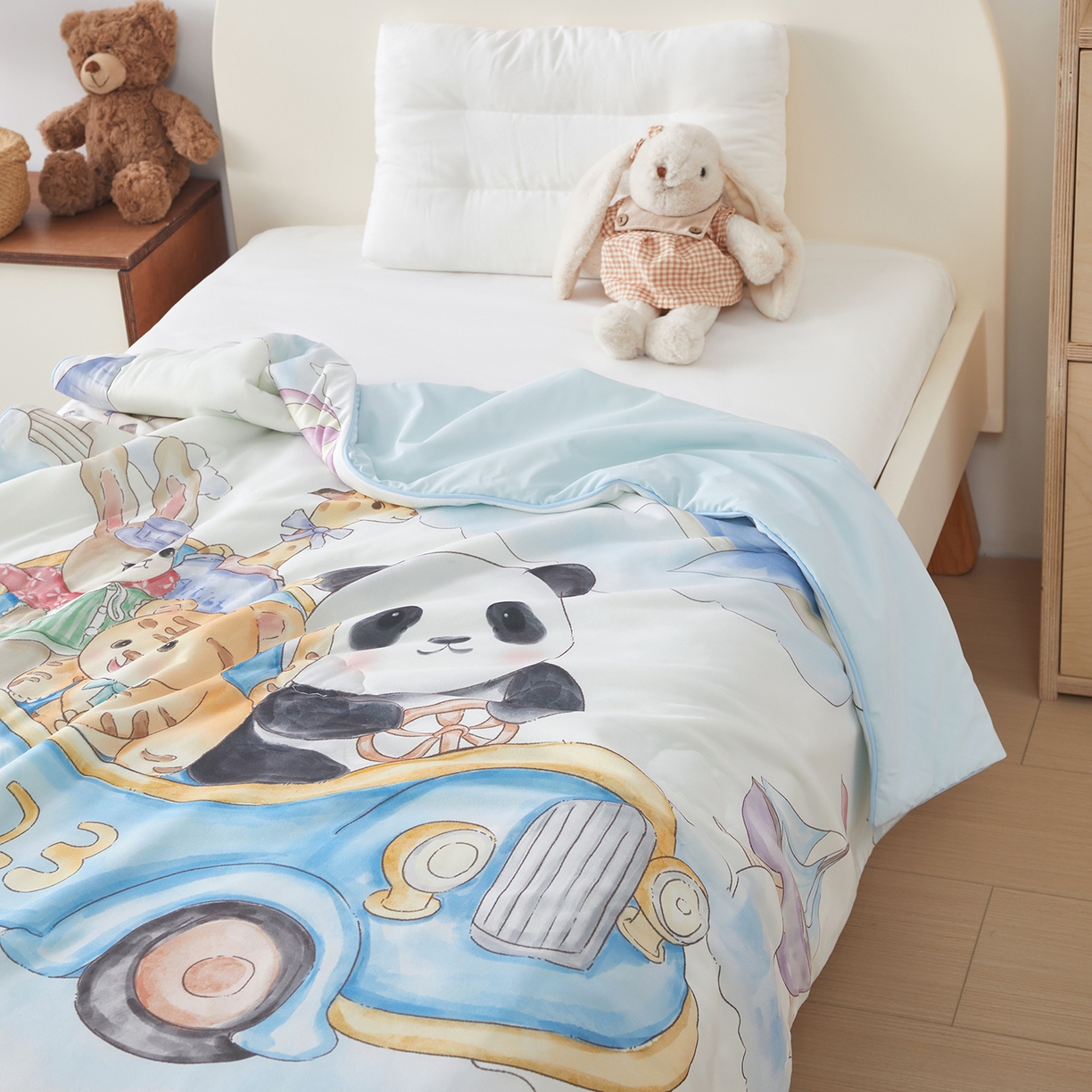 91家纺网 家纺一手货源 找家纺 荷马之梦 2026新款凉凉梦境-原创手绘母婴风针织凉感山茶蚕丝儿童双感夏被夏凉被空调被 跑跑小熊猫