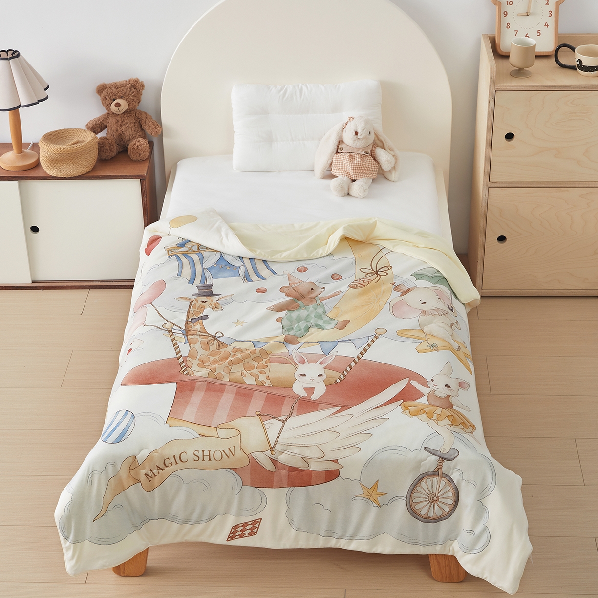 91家纺网 家纺一手货源 找家纺 荷马之梦 2026新款凉凉梦境-原创手绘母婴风针织凉感山茶蚕丝儿童双感夏被夏凉被空调被 云上演出