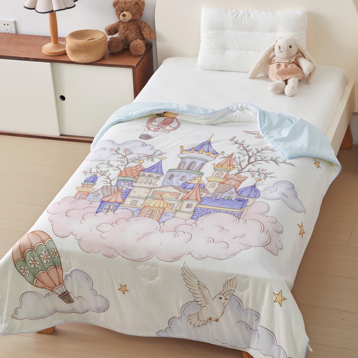 91家纺网 家纺一手货源 找家纺 荷马之梦 2026新款凉凉梦境-原创手绘母婴风针织凉感山茶蚕丝儿童双感夏被夏凉被空调被 天空梦之城