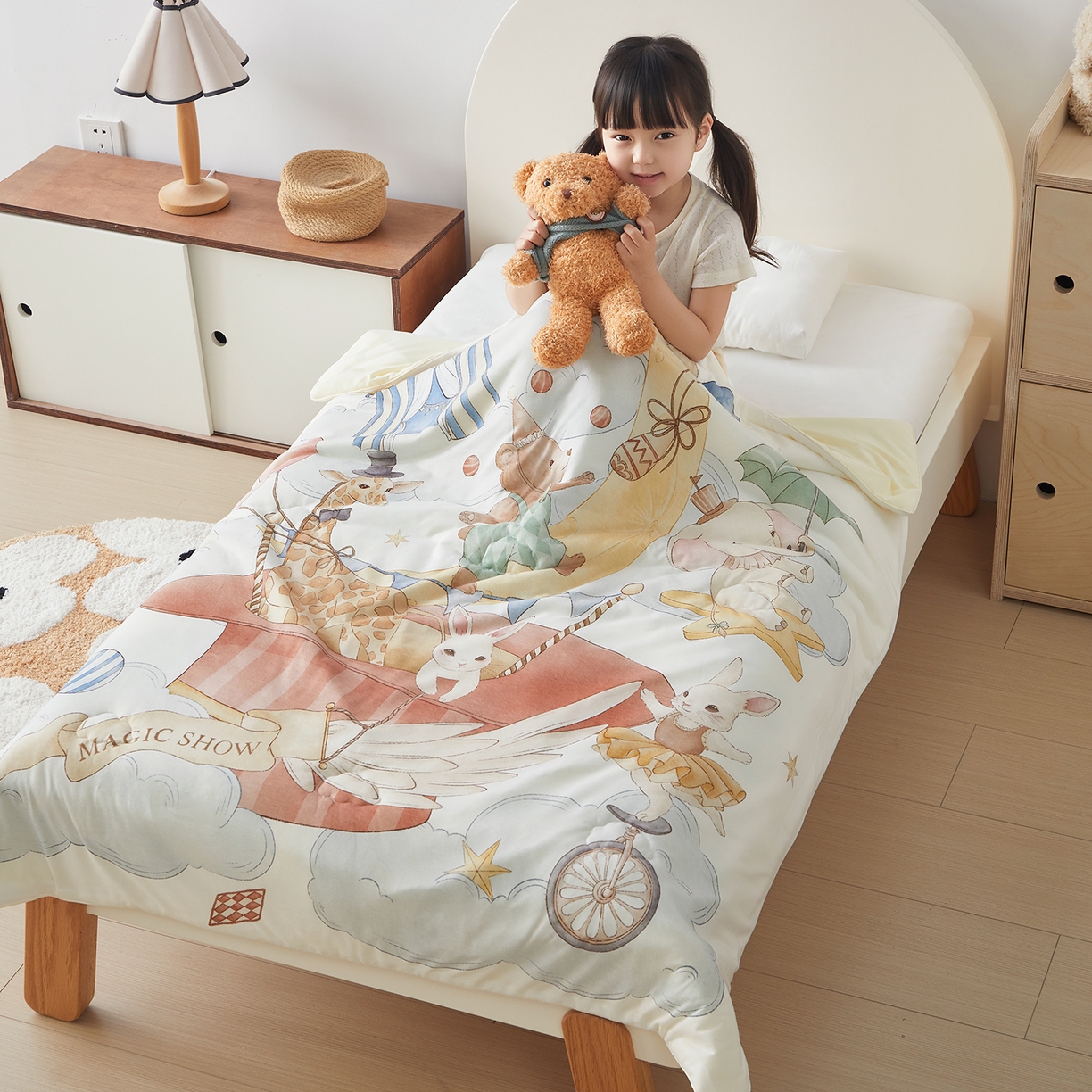 91家纺网 家纺一手货源 找家纺 荷马之梦 2026新款凉凉梦境-原创手绘母婴风针织凉感山茶蚕丝儿童双感夏被夏凉被空调被 云上演出