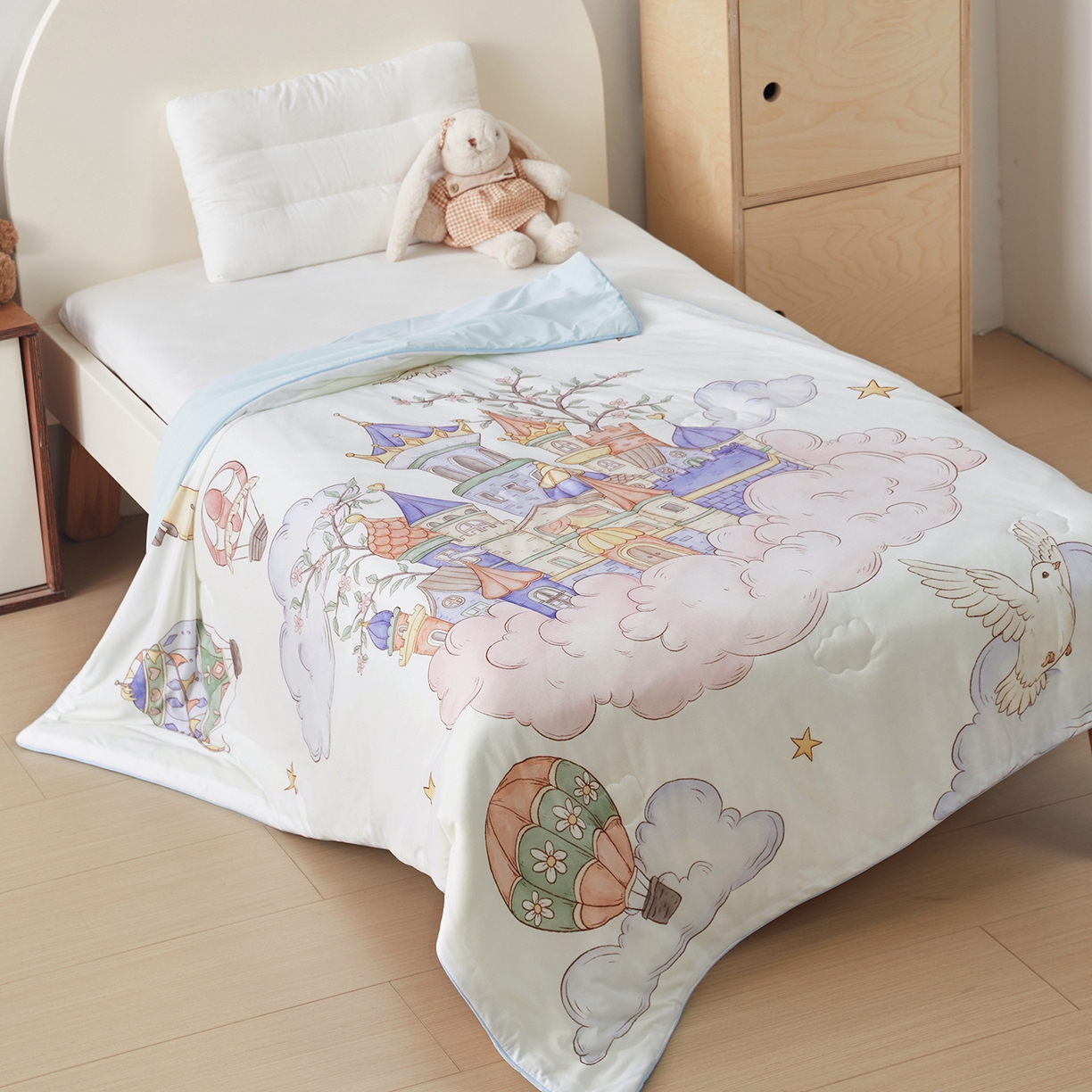 91家纺网 家纺一手货源 找家纺 荷马之梦 2026新款凉凉梦境-原创手绘母婴风针织凉感山茶蚕丝儿童双感夏被夏凉被空调被 天空梦之城