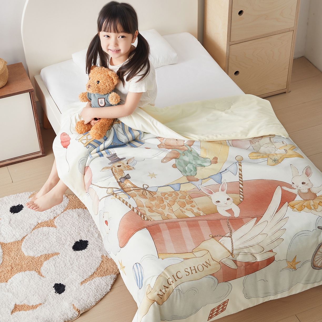 91家纺网 家纺一手货源 找家纺 荷马之梦 2026新款凉凉梦境-原创手绘母婴风针织凉感山茶蚕丝儿童双感夏被夏凉被空调被 云上演出