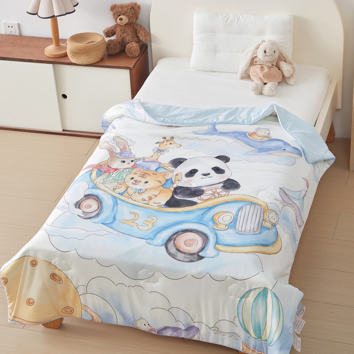 91家纺网 家纺一手货源 找家纺 荷马之梦 2026新款凉凉梦境-原创手绘母婴风针织凉感山茶蚕丝儿童双感夏被夏凉被空调被 跑跑小熊猫